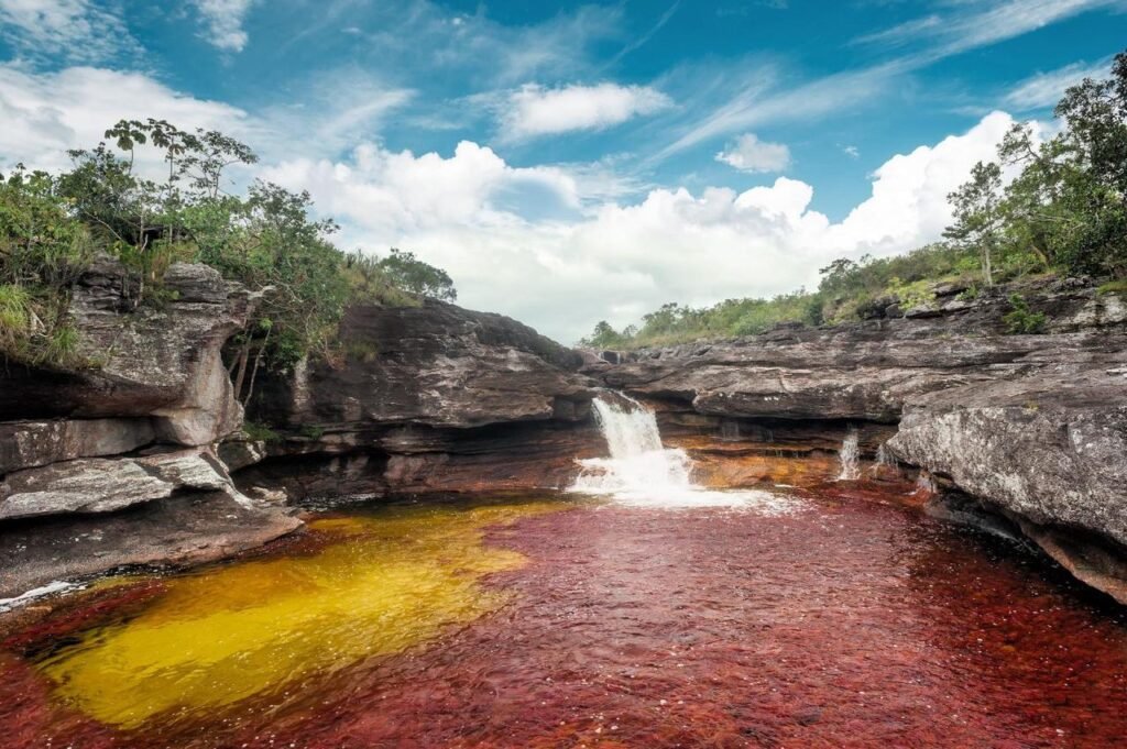 Caño cristales con una impresionante cascada